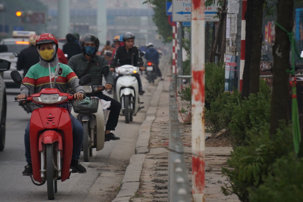 ha noi lap barie tren via he pho dat bo hoa duong nhieu chieu