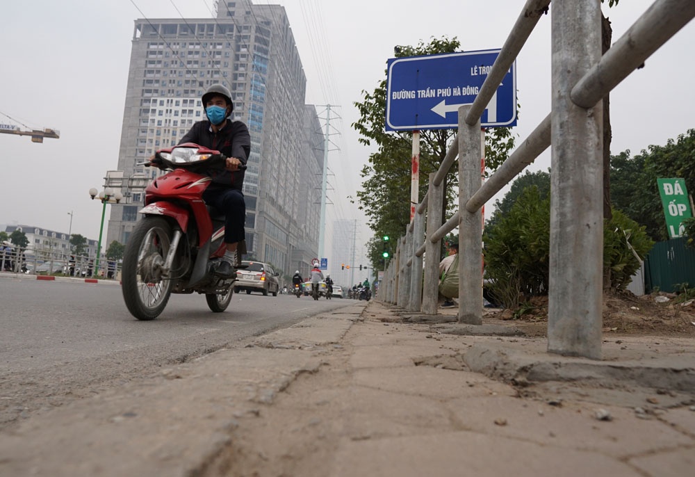 ha noi lap barie tren via he pho dat bo hoa duong nhieu chieu