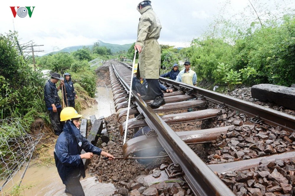 cong nhan doi mua khac phuc sat lo duong sat do anh huong bao so 9