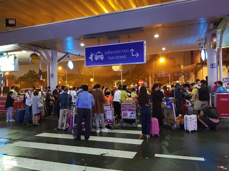 Tin hậu quả bão số 9 mới nhất: Máy bay lượn vòng ở Tân Sơn Nhất, hành khách cuốc bộ tìm xe về nhà tin bao so 9 moi nhat may bay luon vong o tan son nhat hanh khach cuoc bo tim xe ve nha