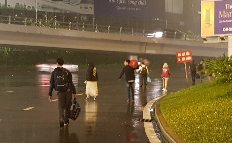 Tin hậu quả bão số 9 mới nhất: Máy bay lượn vòng ở Tân Sơn Nhất, hành khách cuốc bộ tìm xe về nhà tin bao so 9 moi nhat may bay luon vong o tan son nhat hanh khach cuoc bo tim xe ve nha