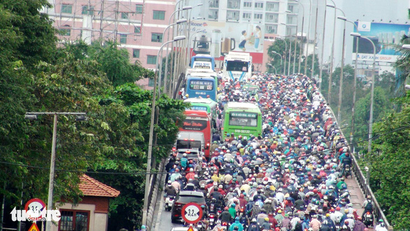 dang ket xe kinh hoang tren cau binh trieu