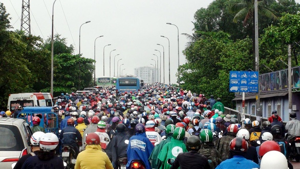 hau bao so 9 hang tram o to chet dung giua duong tai xe an com bui tren xe
