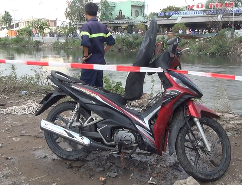 tim thay xe may cua nam thanh nien bi nuoc cuon o binh tan