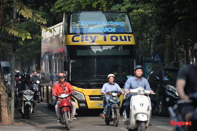 hang tram nguoi xep hang nhan ve trai nghiem buyt hai tang mien phi