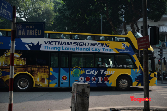 hang tram nguoi xep hang nhan ve trai nghiem buyt hai tang mien phi