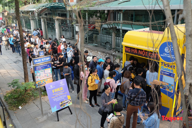 hang tram nguoi xep hang nhan ve trai nghiem buyt hai tang mien phi