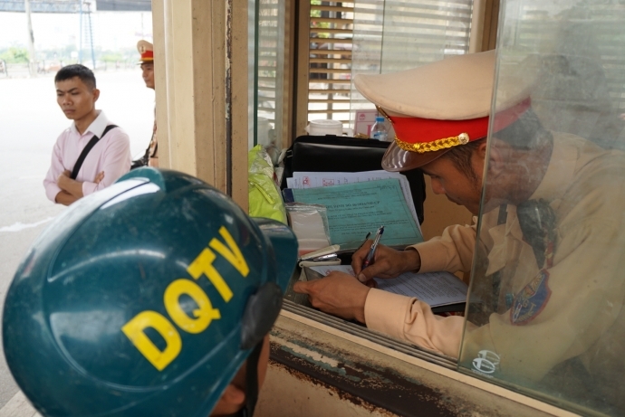 bo gtvt tran tinh ve quy dinh doi gplx sang vat lieu pet