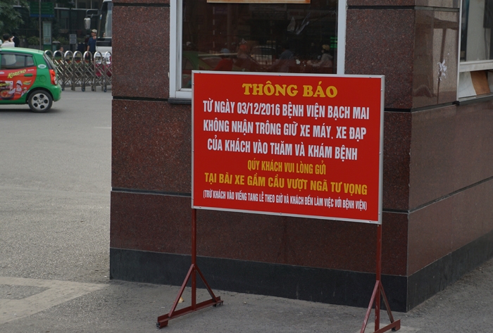 bai gui xe moi cua bv bach mai vang tanh ngay mo cua