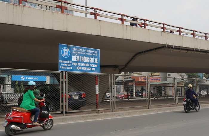 bai gui xe moi cua bv bach mai vang tanh ngay mo cua