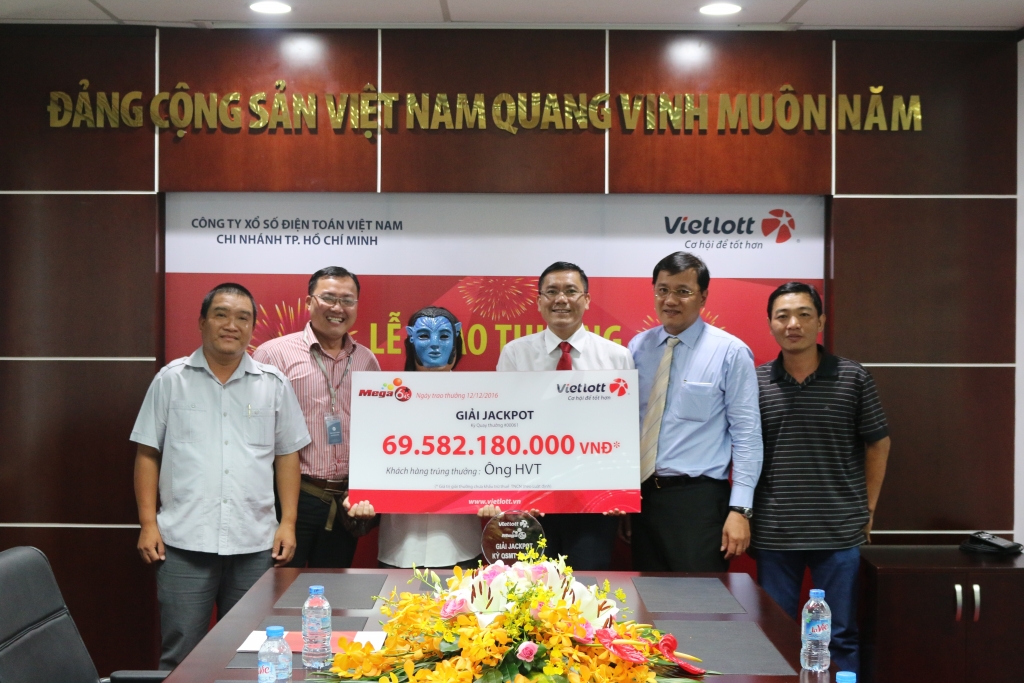 nguoi trung vietlott gan 70 ty dong deo mat na toc gia