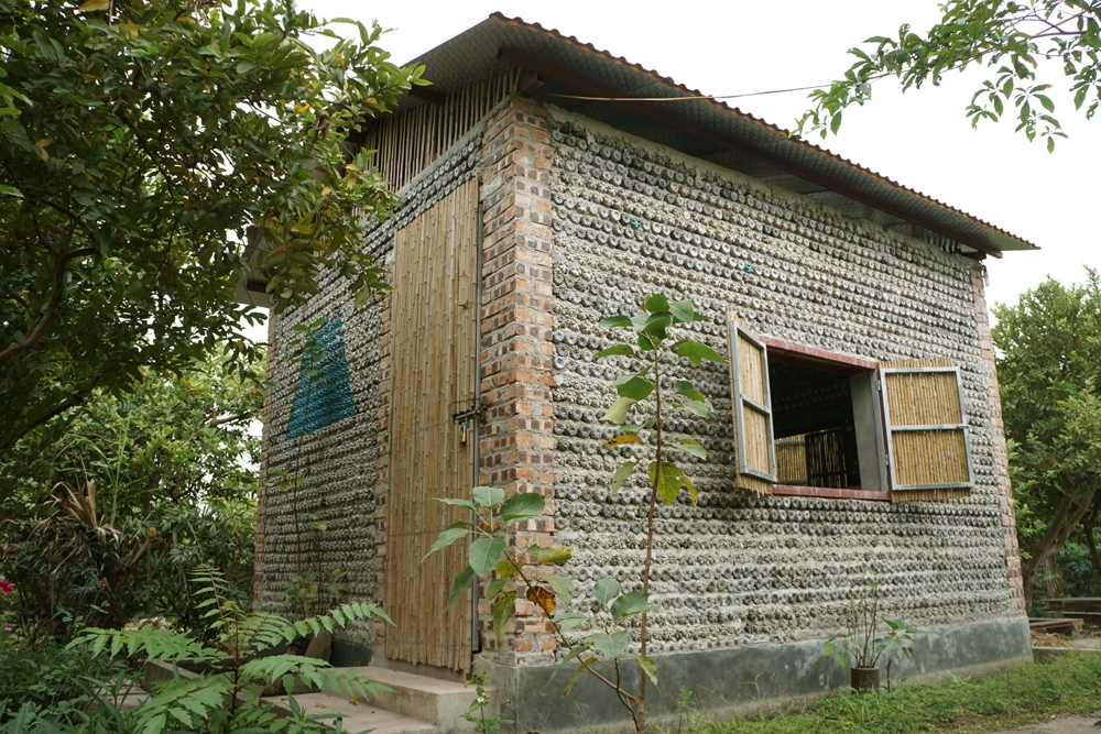 an tuong ngoi nha bang 8800 chiec chai nhua o ha noi