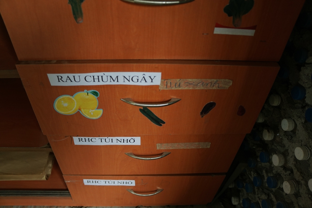 an tuong ngoi nha bang 8800 chiec chai nhua o ha noi