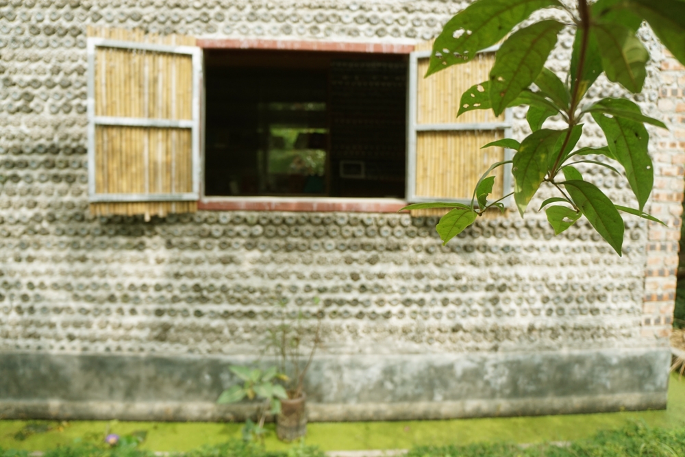 an tuong ngoi nha bang 8800 chiec chai nhua o ha noi