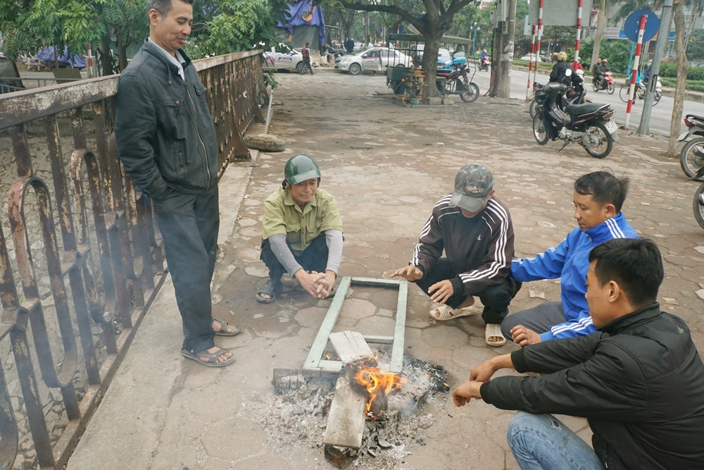 Hà Nội mưa rét, người dân đốt lửa sưởi ấm trên phố ha noi mua ret nguoi dan dot lua suoi am tren pho