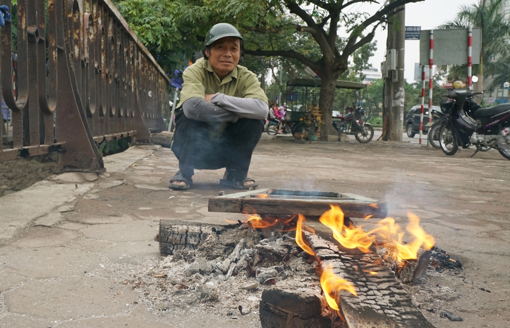 Hà Nội mưa rét, người dân đốt lửa sưởi ấm trên phố ha noi mua ret nguoi dan dot lua suoi am tren pho