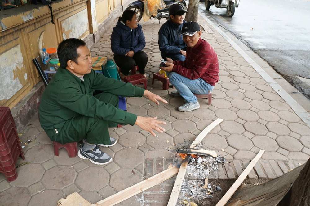 Hà Nội mưa rét, người dân đốt lửa sưởi ấm trên phố ha noi mua ret nguoi dan dot lua suoi am tren pho