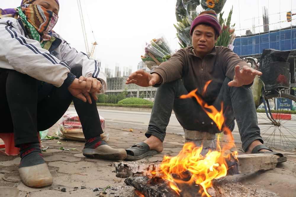 ha noi mua ret nguoi dan dot lua suoi am tren pho