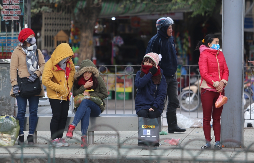 Hà Nội mưa rét, người dân đốt lửa sưởi ấm trên phố ha noi mua ret nguoi dan dot lua suoi am tren pho
