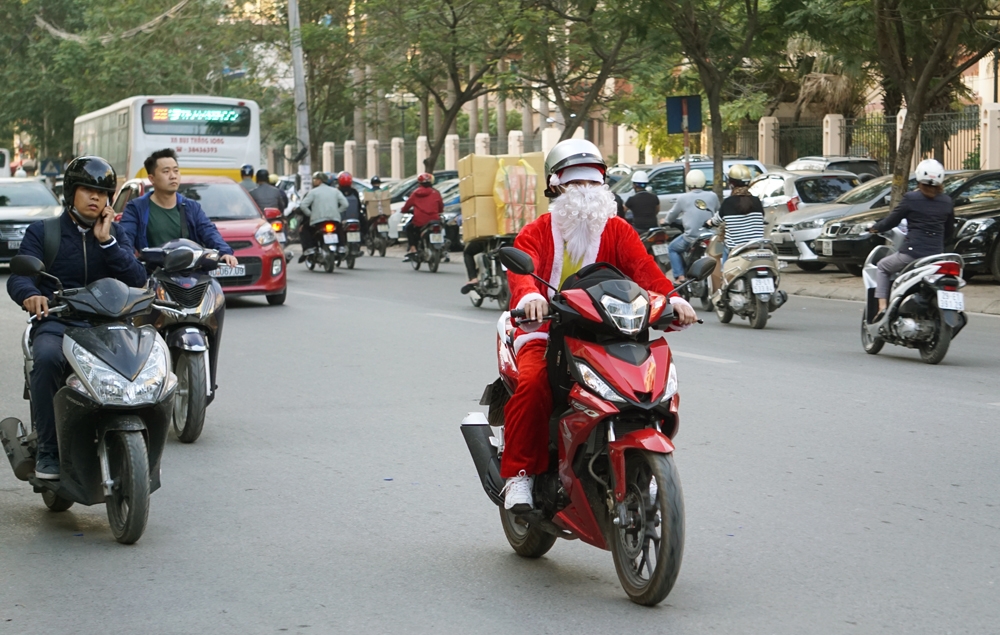 ong gia noel di honda phat qua o ha noi