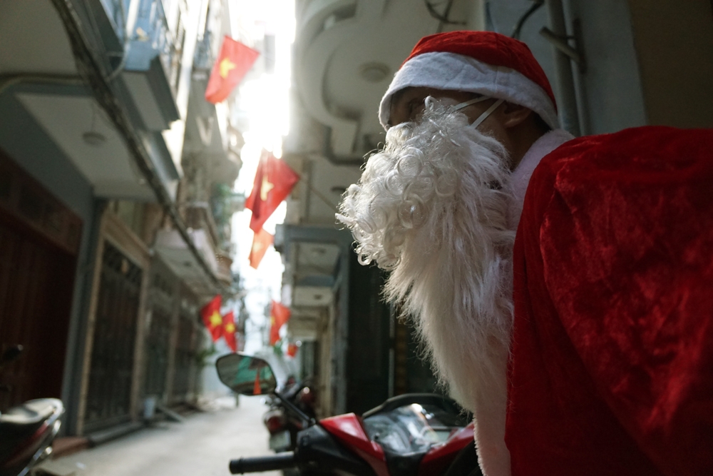 ong gia noel di honda phat qua o ha noi