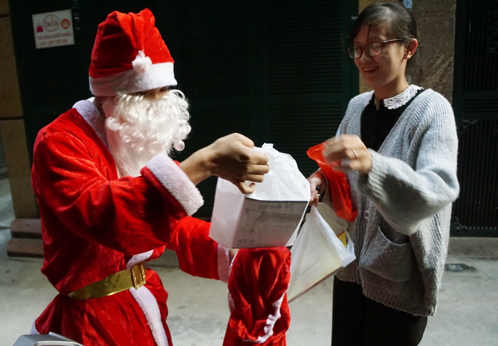 ong gia noel di honda phat qua o ha noi