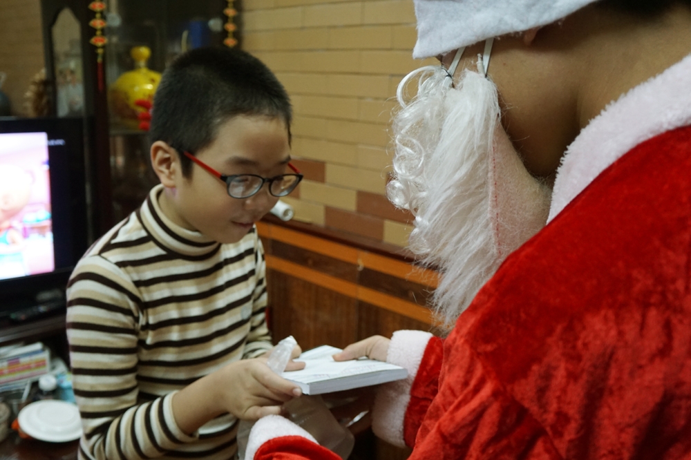 ong gia noel di honda phat qua o ha noi
