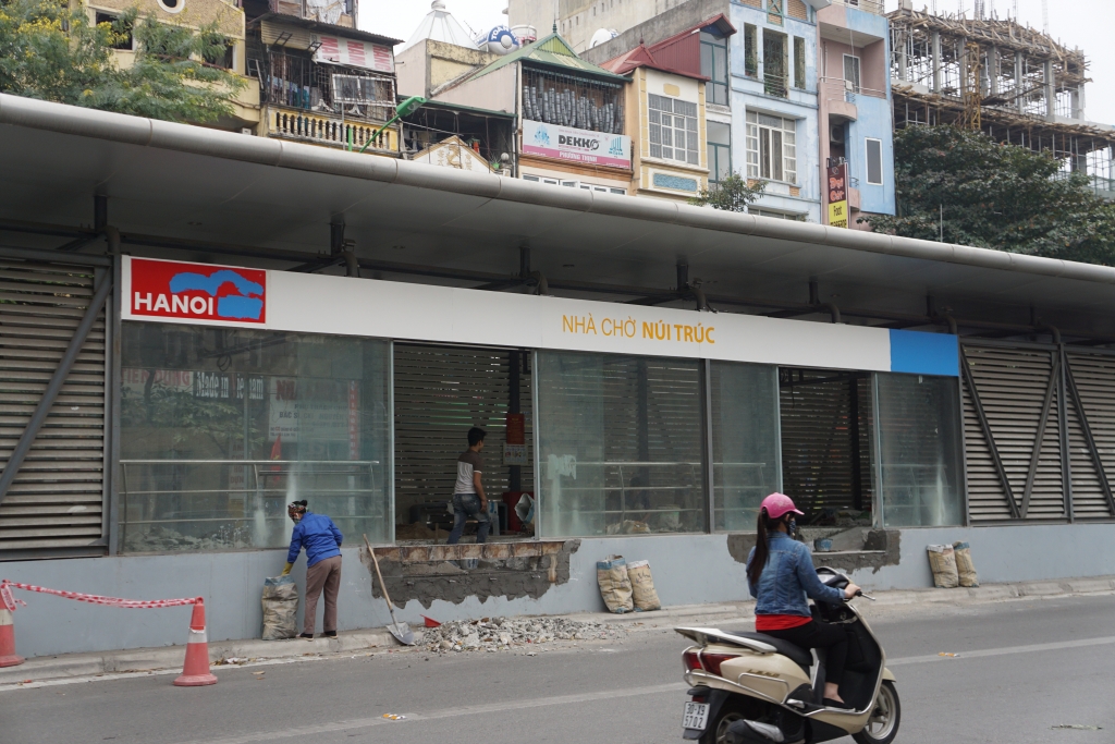 nha cho xe buyt nhanh brt phai lam lai cua don tra khach