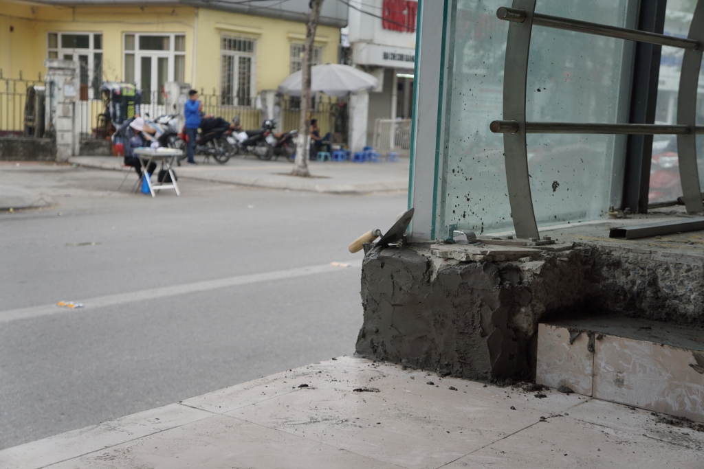nha cho xe buyt nhanh brt phai lam lai cua don tra khach