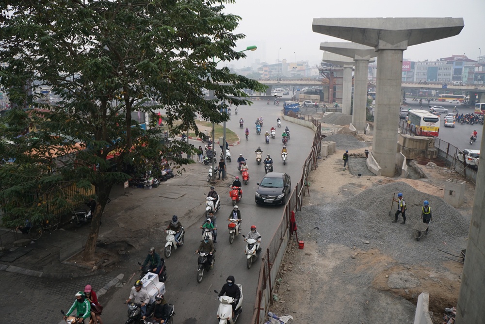can canh nhung tu than ha mieng cho nguoi di bo tren via he