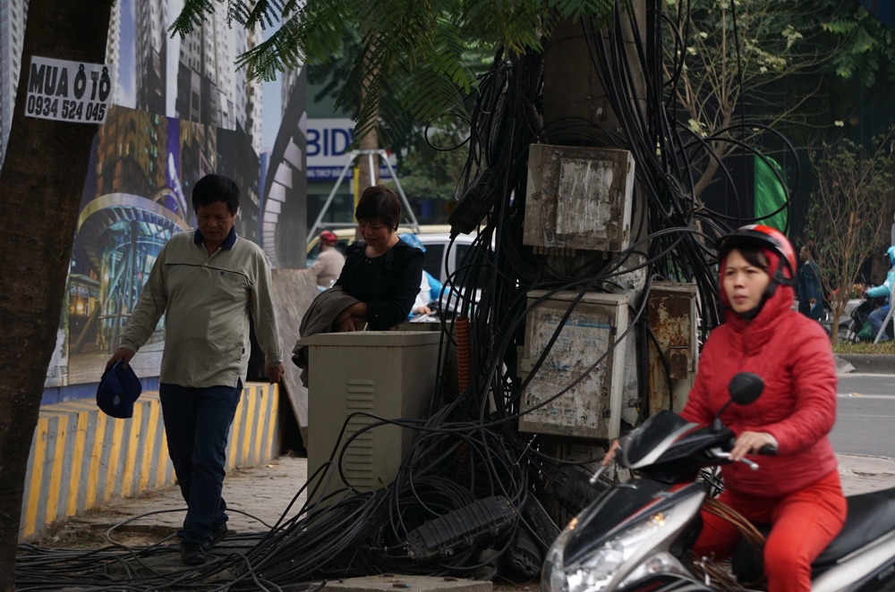 can canh nhung tu than ha mieng cho nguoi di bo tren via he