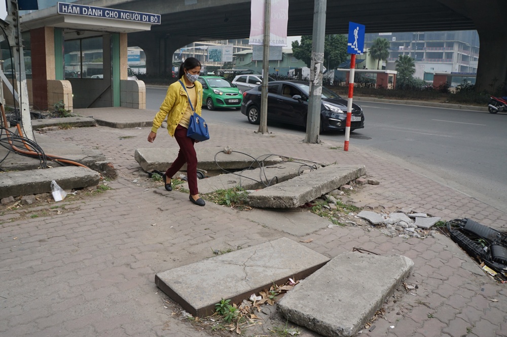 can canh nhung tu than ha mieng cho nguoi di bo tren via he