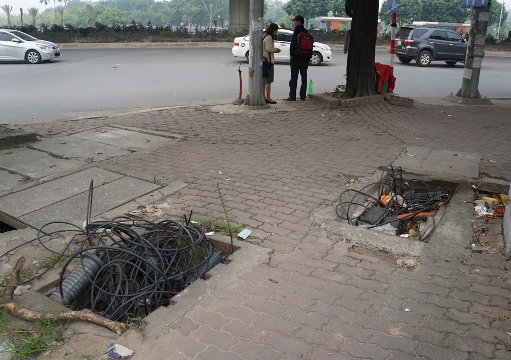 can canh nhung tu than ha mieng cho nguoi di bo tren via he