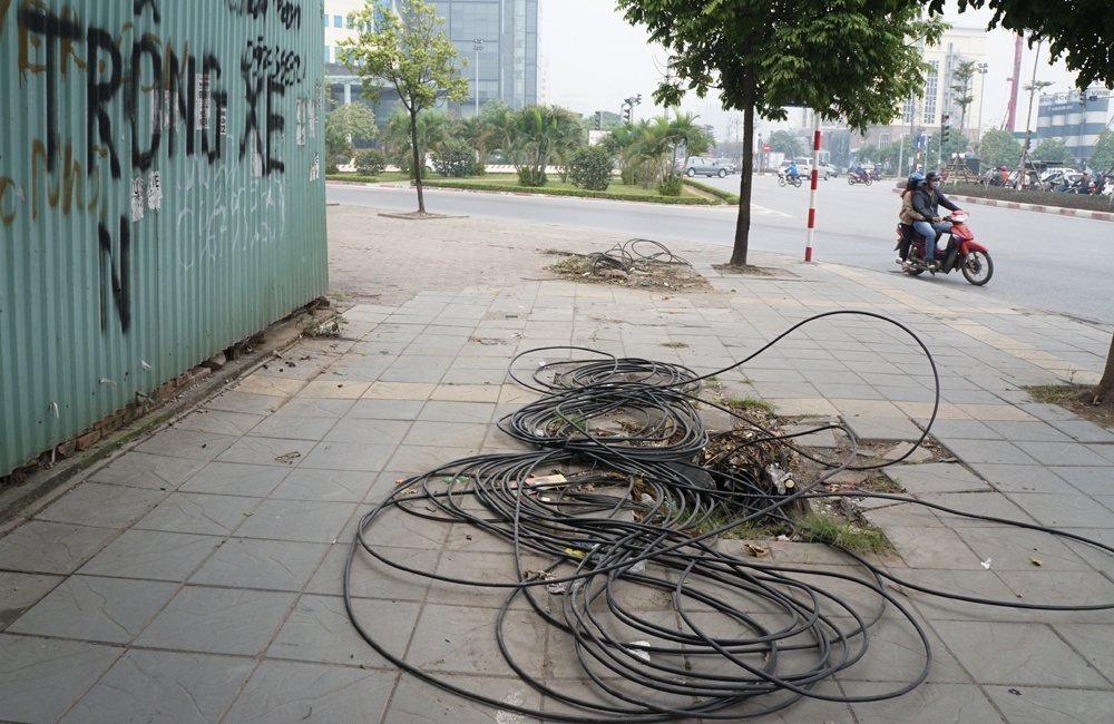 can canh nhung tu than ha mieng cho nguoi di bo tren via he