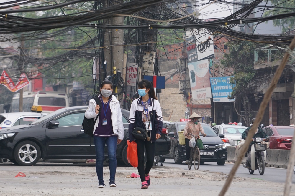 can canh nhung tu than ha mieng cho nguoi di bo tren via he