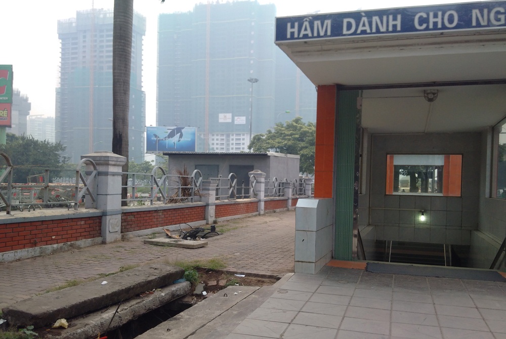 can canh nhung tu than ha mieng cho nguoi di bo tren via he