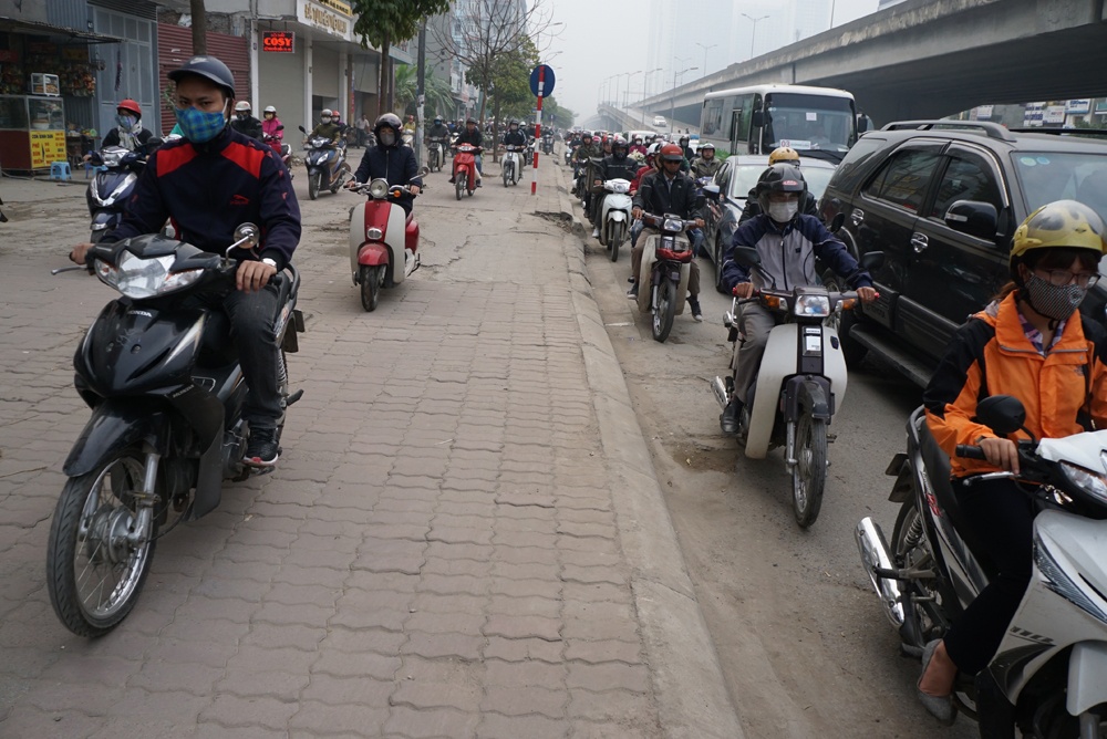 can canh bao xe may quet qua via he cua nguoi di bo