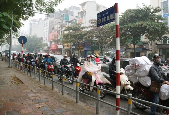 can canh thi diem lap barie tren via he o ha noi ngan bao xe may