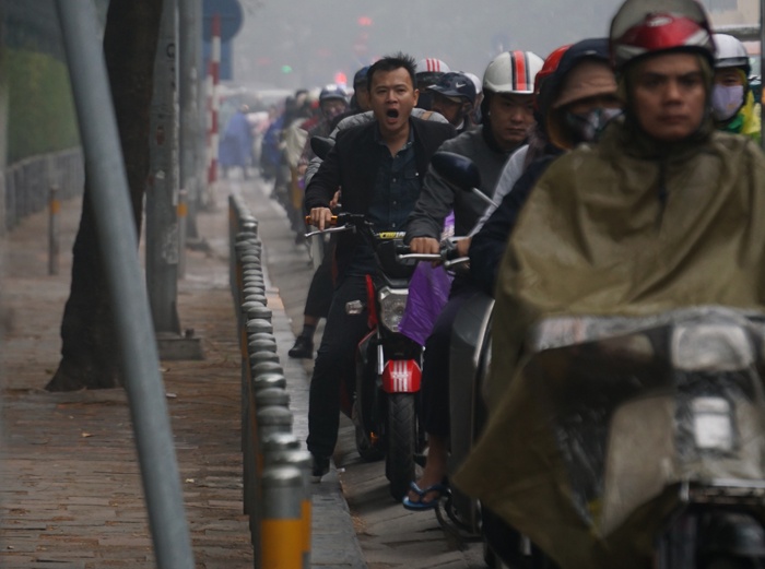 can canh thi diem lap barie tren via he o ha noi ngan bao xe may