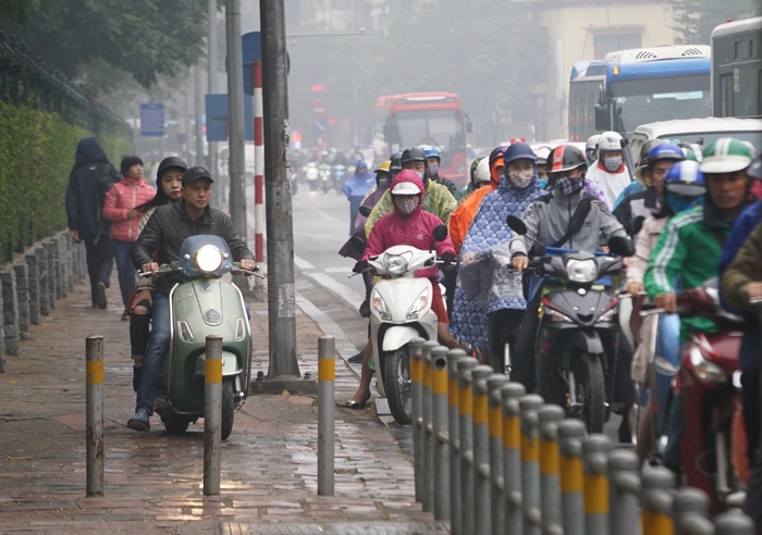 can canh thi diem lap barie tren via he o ha noi ngan bao xe may