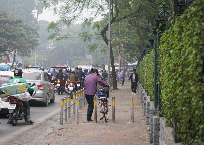can canh thi diem lap barie tren via he o ha noi ngan bao xe may