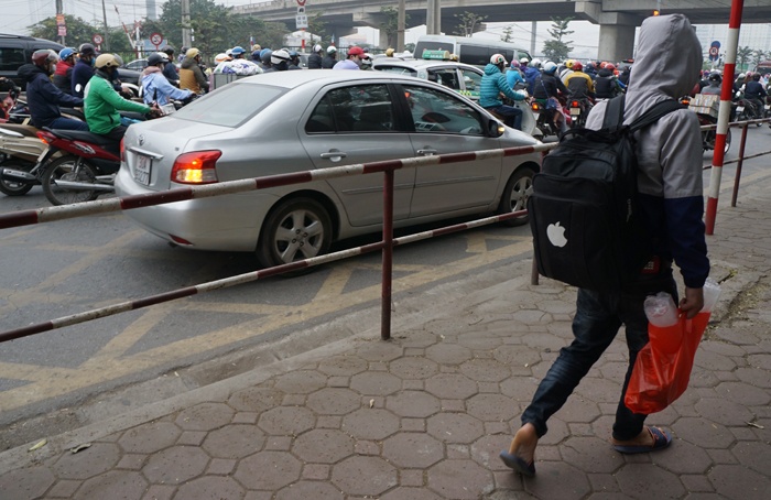 can canh thi diem lap barie tren via he o ha noi ngan bao xe may