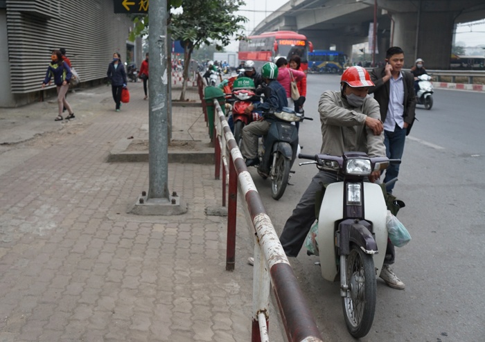 can canh thi diem lap barie tren via he o ha noi ngan bao xe may