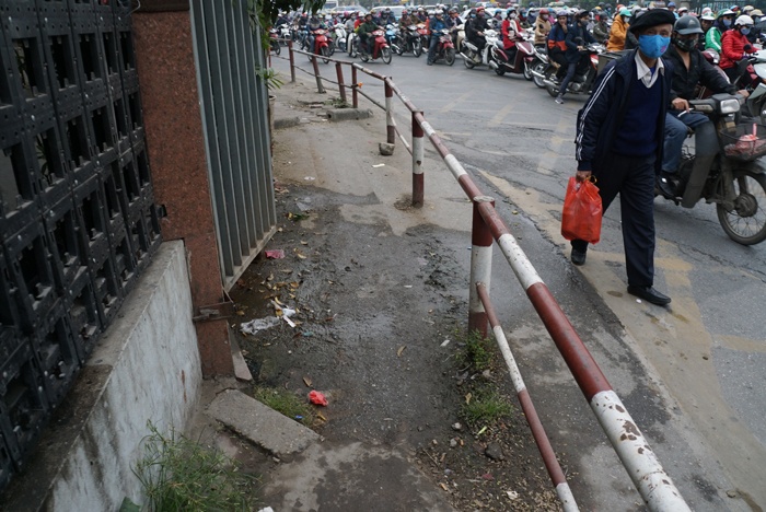 can canh thi diem lap barie tren via he o ha noi ngan bao xe may