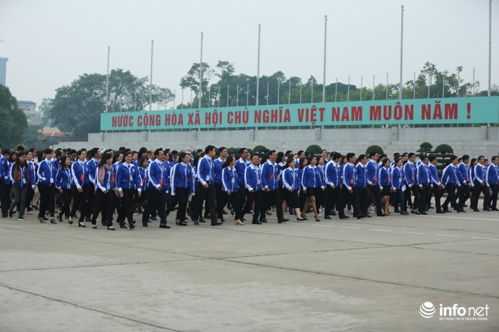 dai bieu du dai hoi doan toan quoc vao lang vieng chu tich ho chi minh