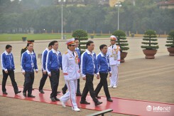 Đại biểu dự Đại hội Đoàn toàn quốc vào Lăng viếng Chủ tịch Hồ Chí Minh
