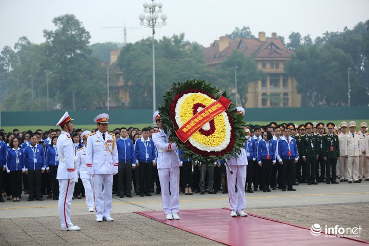 dai bieu du dai hoi doan toan quoc vao lang vieng chu tich ho chi minh