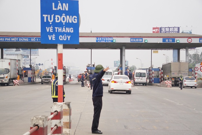 tai xe dung tien 200 dong mua phi qua bot ql5 giao thong un tac