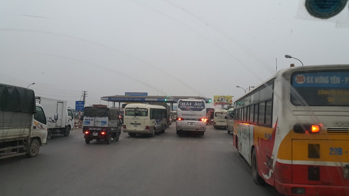 tram thu phi ql5 nu nhan vien ngan ngam cho tai xe dem tien le nghe dien thoai