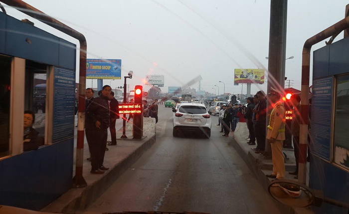 tram thu phi ql5 nu nhan vien ngan ngam cho tai xe dem tien le nghe dien thoai